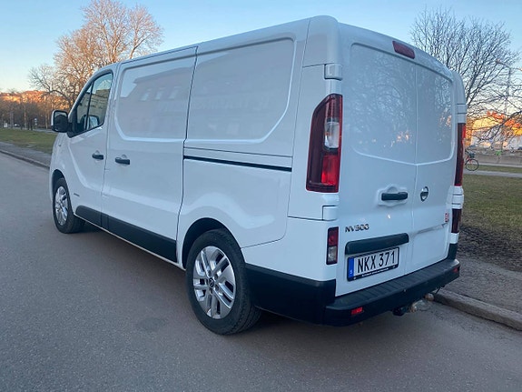 Nissan NV300 4 of 22