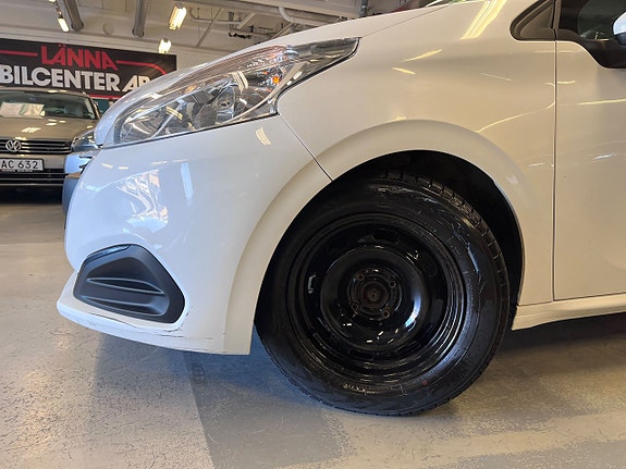 Peugeot 208 2 of 5