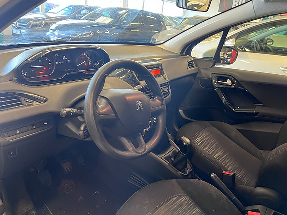 Peugeot 208 9 of 15