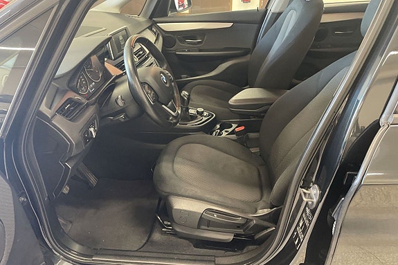 BMW 216d 6 of 13