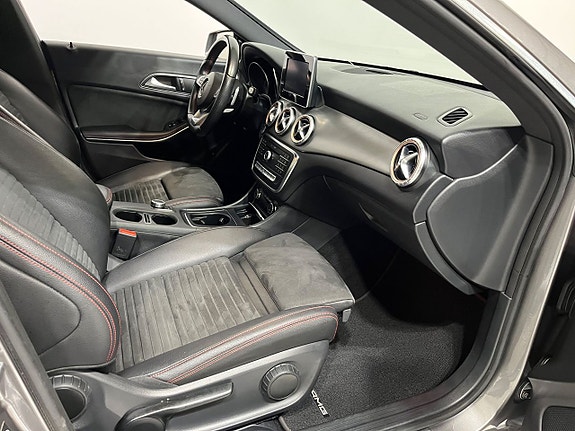 Mercedes-Benz CLA200 4 of 5