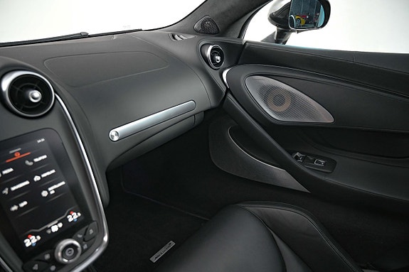McLaren GT 26 of 27