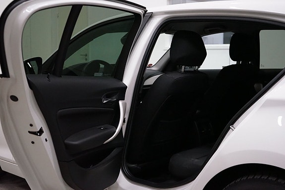 BMW 118i 7 of 16
