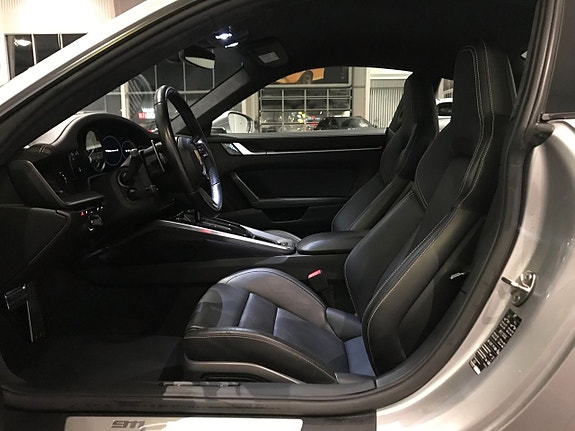 Porsche 911 Carrera S 7 of 16