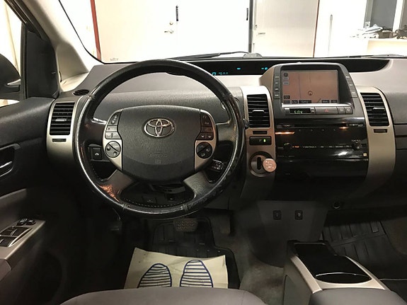 Toyota Prius 12 of 17