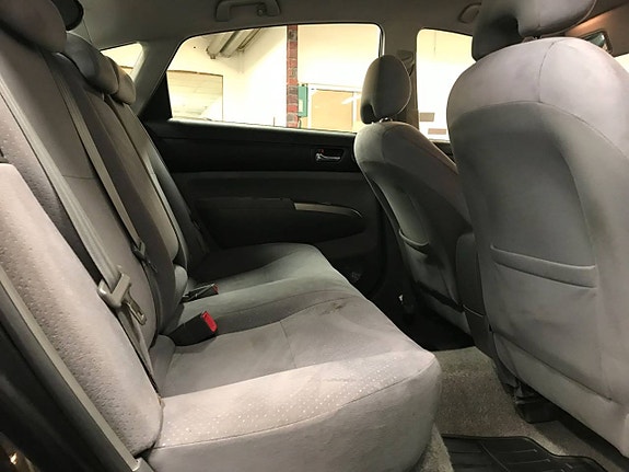 Toyota Prius 8 of 17