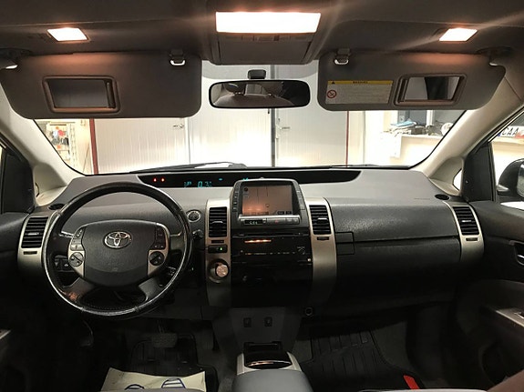 Toyota Prius 11 of 17