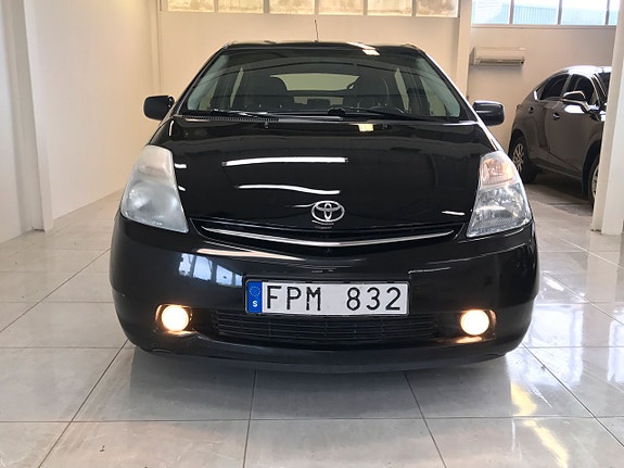 Toyota Prius 2 of 5