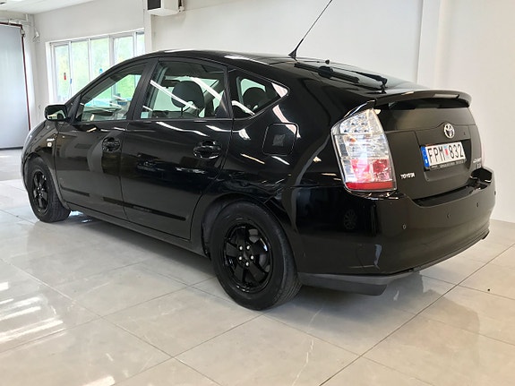 Toyota Prius 4 of 5