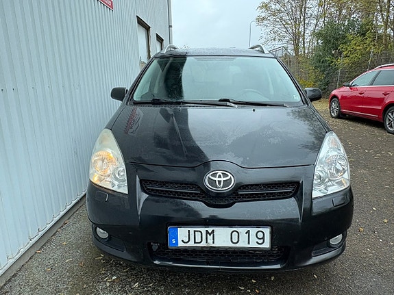 Toyota Corolla Verso 3 of 5