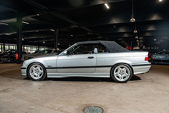 BMW 325i 3 of 5