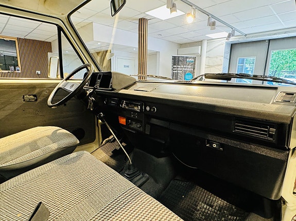 Volkswagen Caravelle 13 of 17