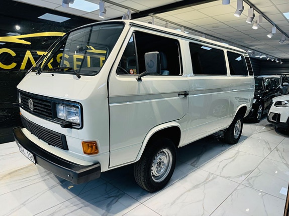 Volkswagen Caravelle 2 of 5