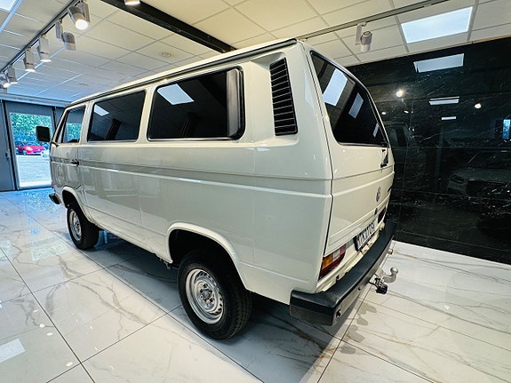Volkswagen Caravelle 3 of 5