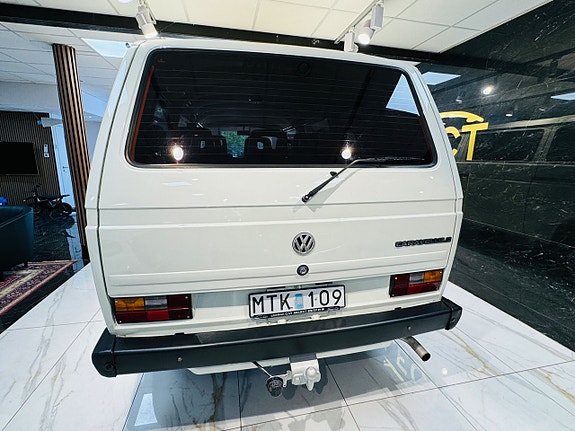 Volkswagen Caravelle 4 of 5
