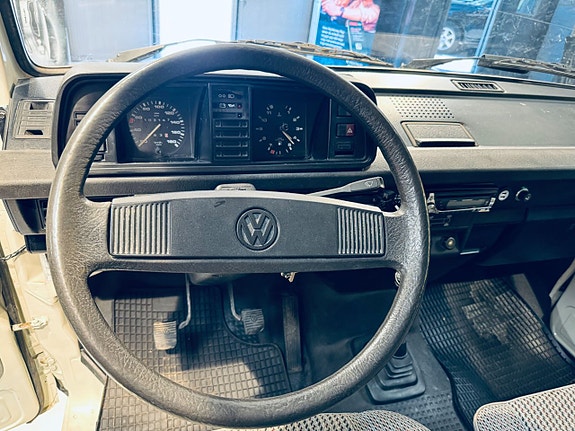 Volkswagen Caravelle 10 of 17