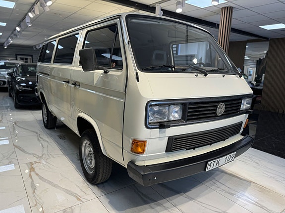 Volkswagen Caravelle 8 of 17