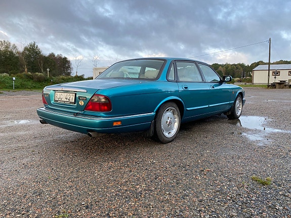 Jaguar XJ 12 of 17