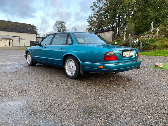Jaguar XJ 3 of 17