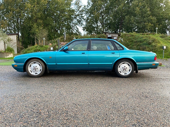 Jaguar XJ 2 of 17