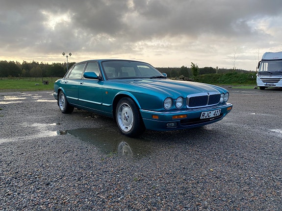 Jaguar XJ 9 of 17