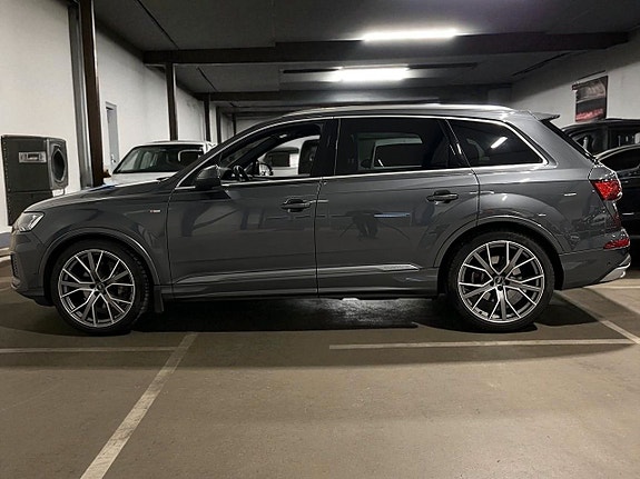 Audi Q7 4 of 5