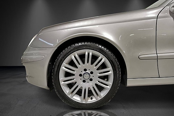 Mercedes-Benz E200 22 of 23
