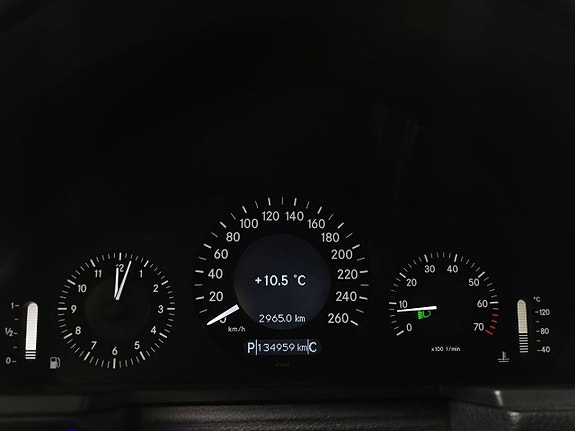 Mercedes-Benz E200 18 of 23