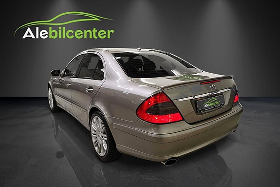 Mercedes-Benz E200 4 of 5