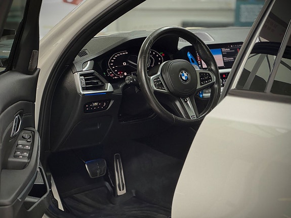 BMW 330i 16 of 21
