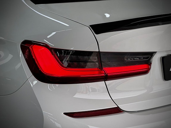 BMW 330i 9 of 21
