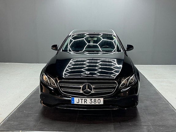 Mercedes-Benz E220 2 of 25