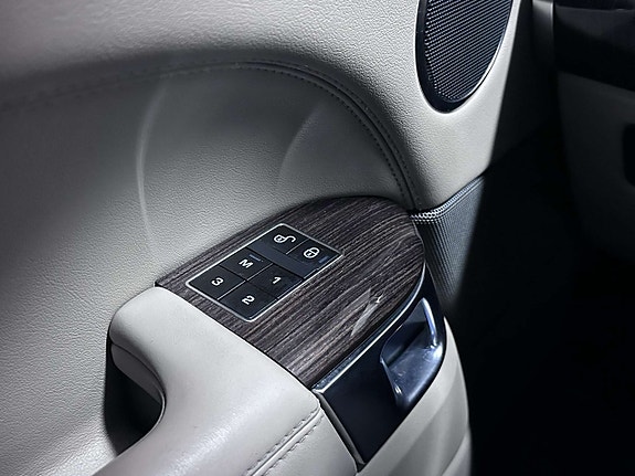 Land Rover Range Rover Sport 22 of 27