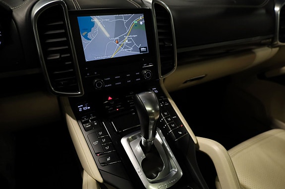 Porsche Cayenne S 13 of 19