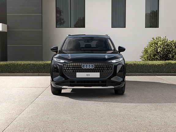 Audi Q3 2 of 5