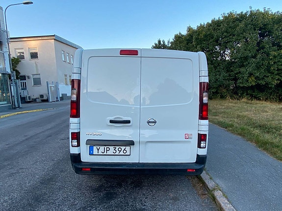 Nissan NV300 14 of 21