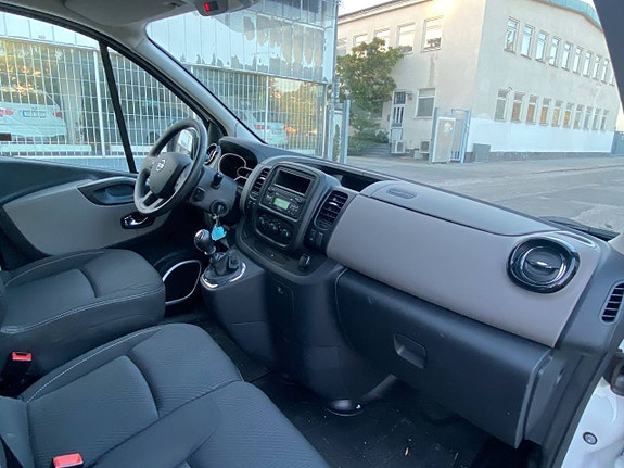 Nissan NV300 16 of 21