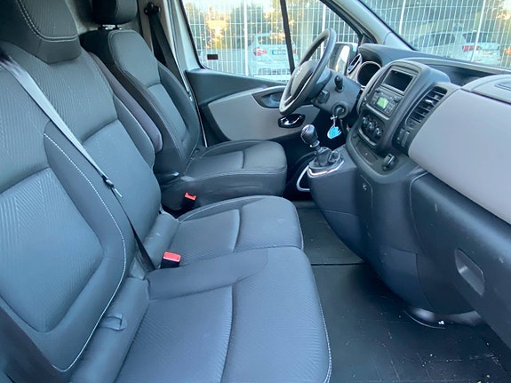 Nissan NV300 17 of 21