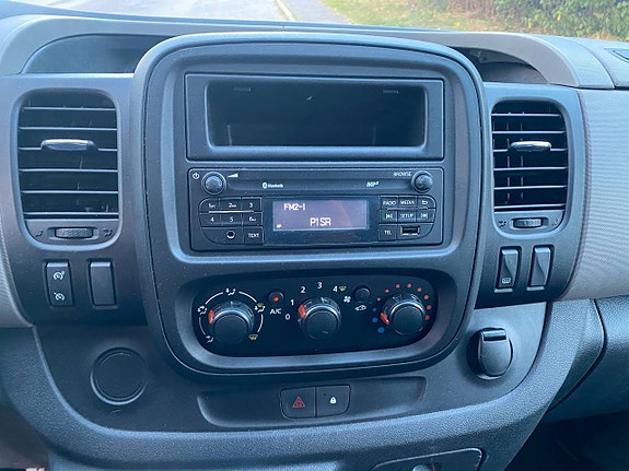 Nissan NV300 20 of 21