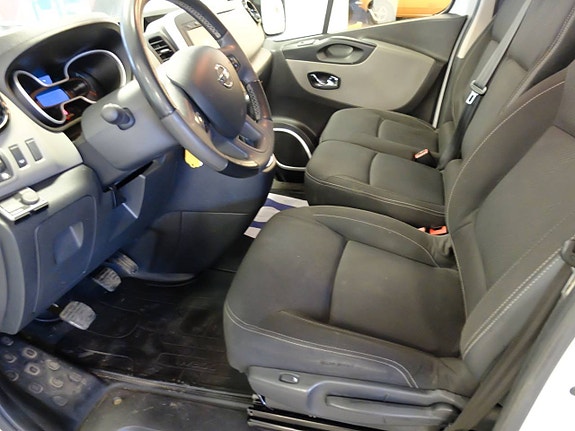 Nissan NV300 4 of 5