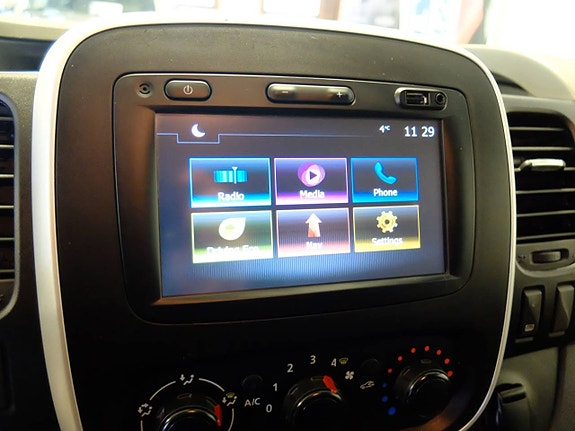 Nissan NV300 6 of 12