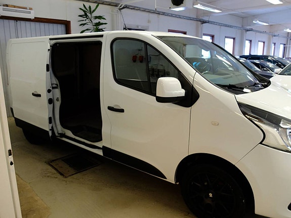 Nissan NV300 10 of 12
