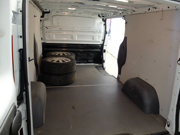 Nissan NV300 8 of 12