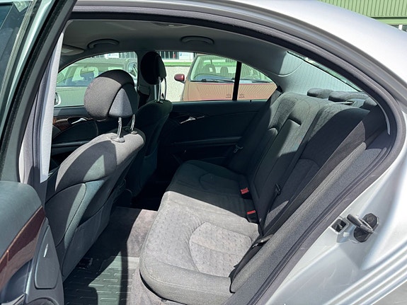 Mercedes-Benz E200 14 of 16
