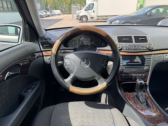 Mercedes-Benz E200 13 of 16