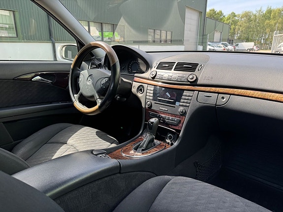 Mercedes-Benz E200 12 of 16