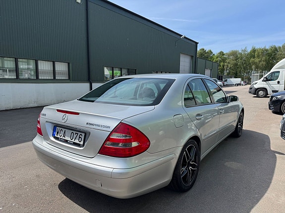 Mercedes-Benz E200 4 of 5