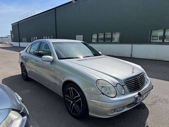 Mercedes-Benz E200 3 of 5