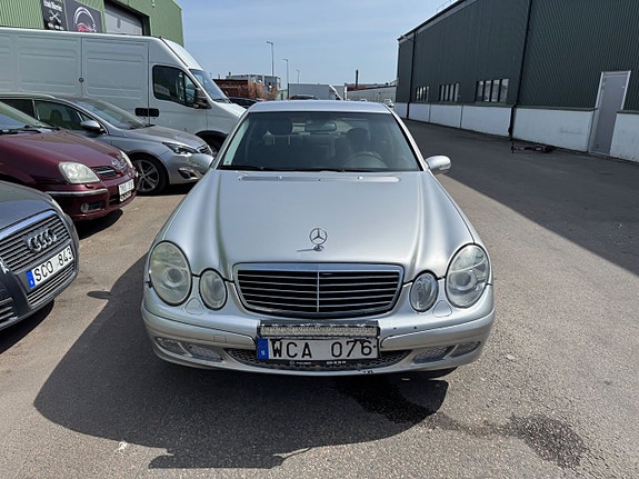 Mercedes-Benz E200 2 of 5