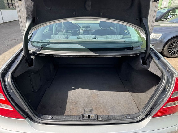 Mercedes-Benz E200 16 of 16